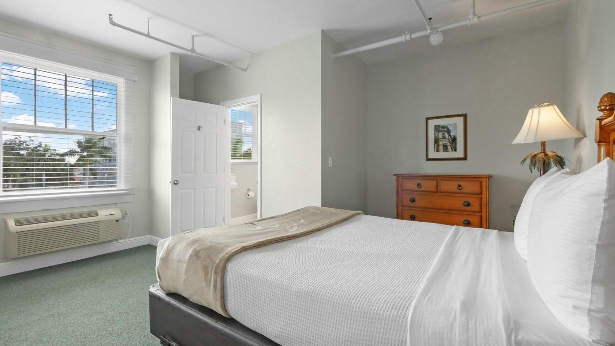 Queen Room,1565616325:JPEG